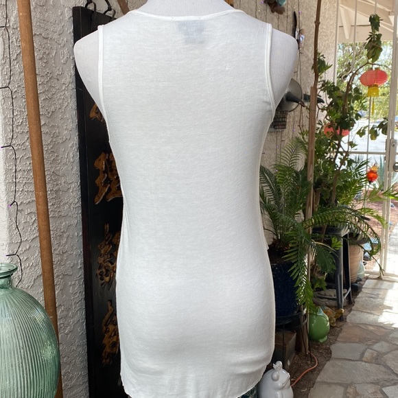 ▪️▪️WHITE SLEEVELESS ACCORDION TIERED W/ROSE APPLIQUÉS DESIGN▪️▪️ - Picture 2 of 2